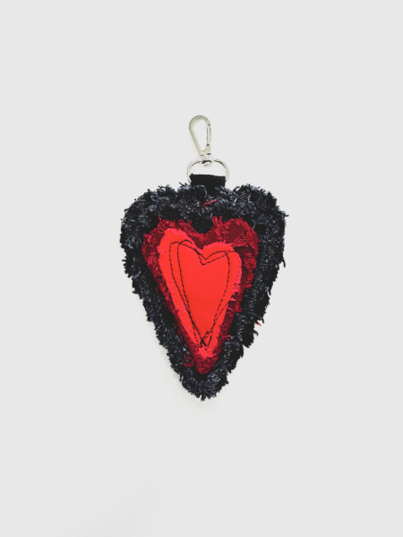 Брелок сердце RISHI, цвет: Чёрный 1004778 со скидкой купить онлайн